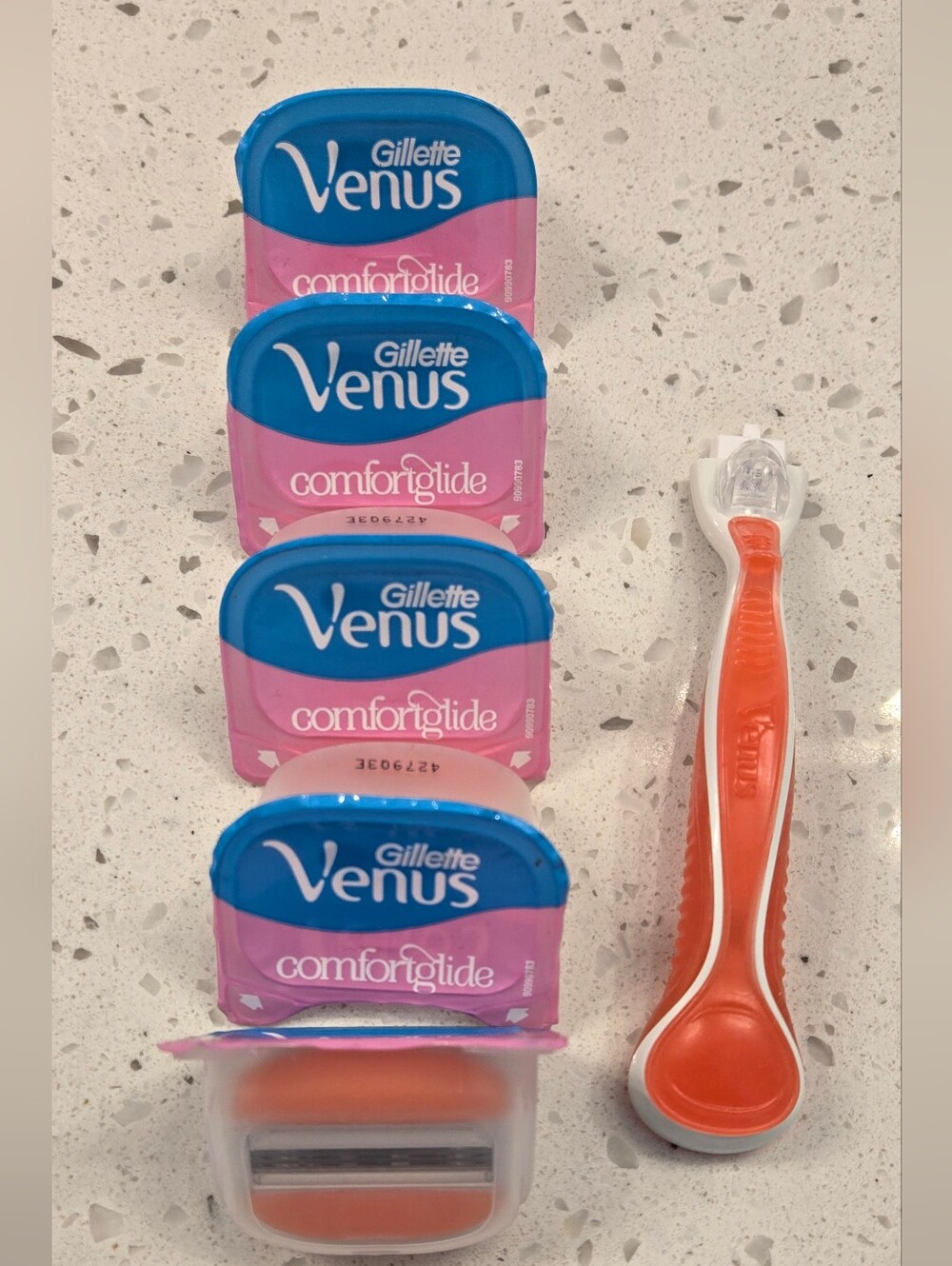Gillette Venus ComfortGlide Razor + 4 Cartridges - Pink & Blue